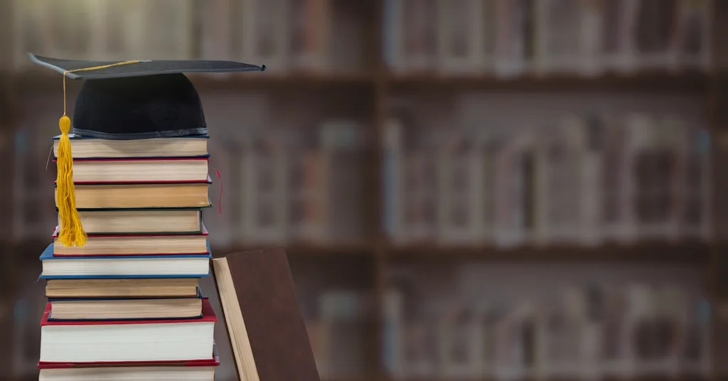Stapel Bücher mit schwarzem Doktorhut und goldener Quaste in einer Bibliothek – Symbol für Promotion